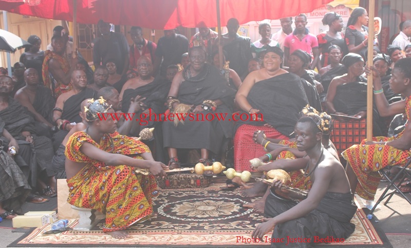 Daasebre Osei Bonsu Asante Mamponghene seated