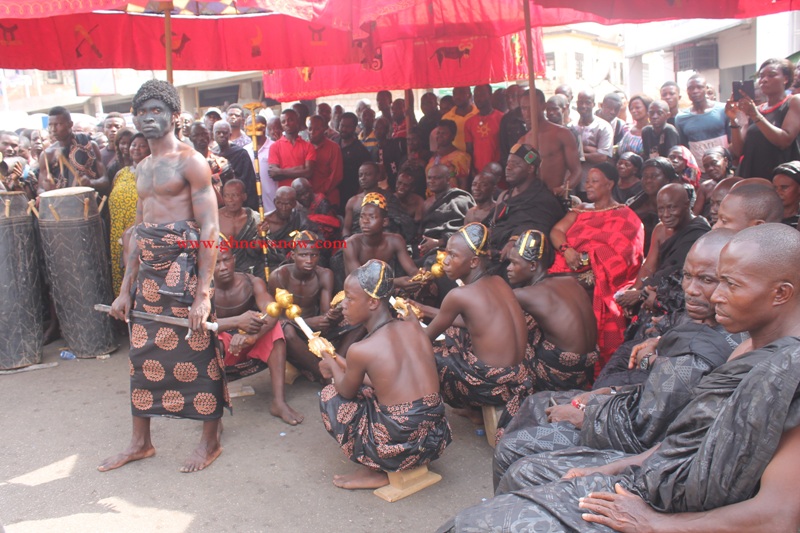 Kumawumanhene flanked by his people